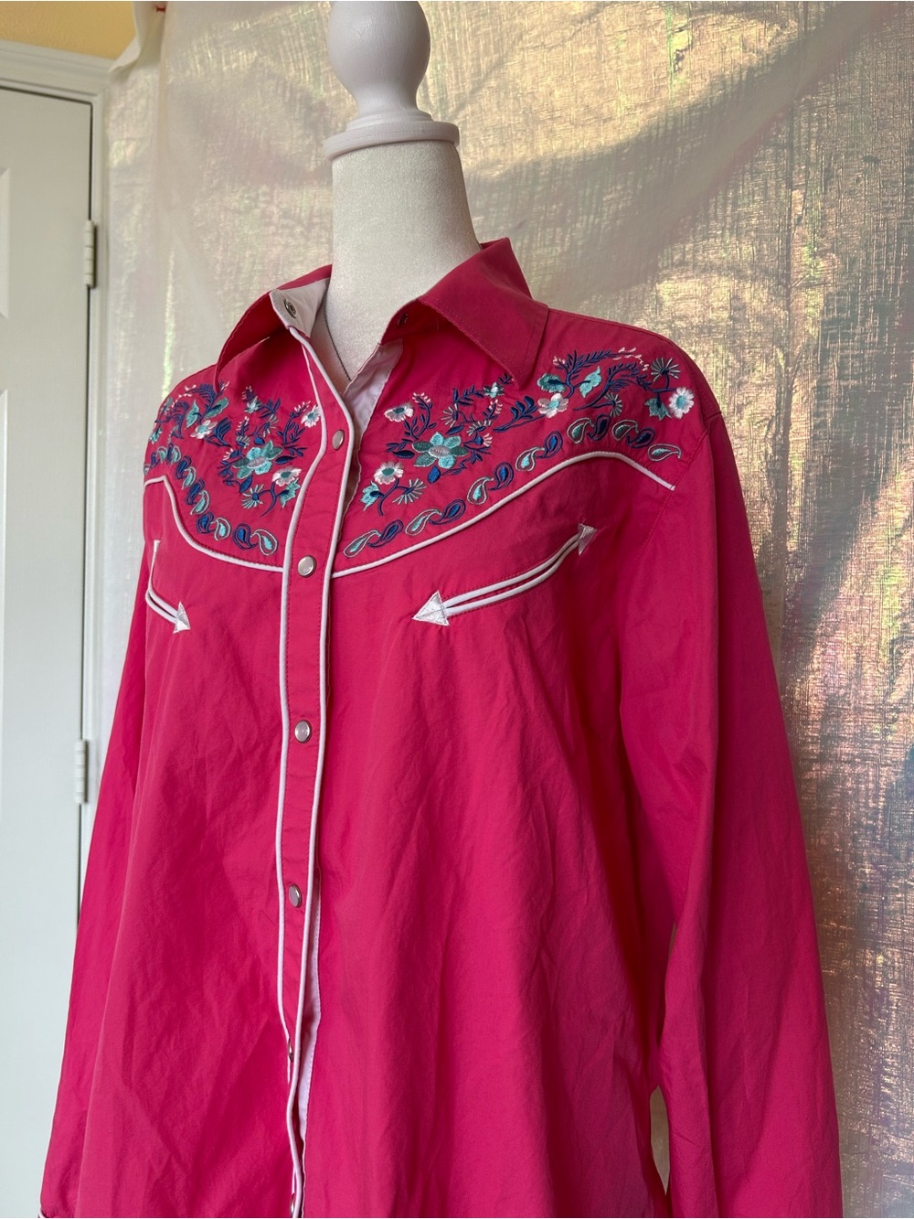 Salvaje Oeste Hot Pink Embroidered Western Button-Up Shirt. Size XL.